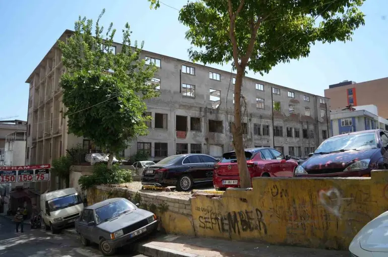 Mahkeme kararlarıyla ayakta kalan çarşı için çözüm çağrısı
