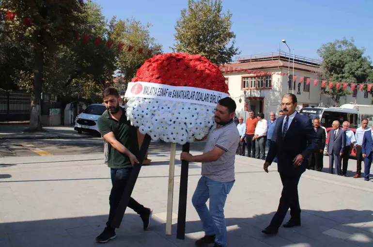 Malatya’da Ahilik Haftası için Atatürk Anıtı’na çelenk sunuldu
