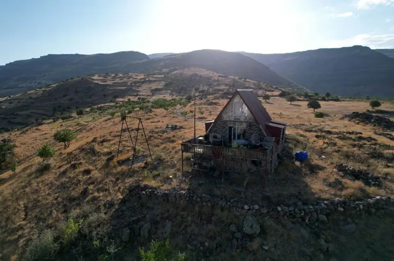 Malatya’da bin 600 rakımdaki bungalov evi görenler bir daha bakıyor
