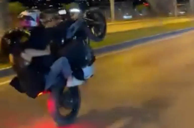 Malatya’da motosikletle tehlikeli yolculuk kamerada
