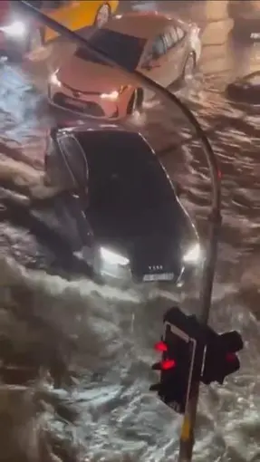 Maltepe’de yollar göle döndü, araçlar güçlükle ilerledi

