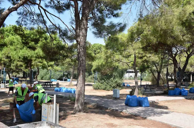 Manavgat’ta hükümlüler sahilde Çevre temizliği ve düzenleme çalışması yaptı
