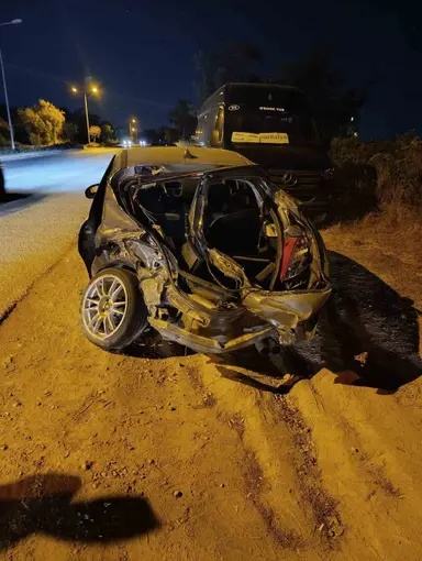 Manavgat’ta karşı şeride geçen otomobil otobüse çarptı: 1 yaralı
