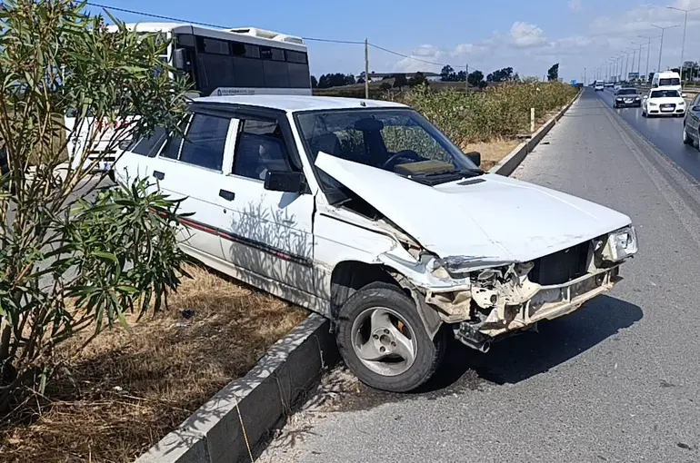 Manavgat’ta kaza yapan araç refüjde asılı kaldı
