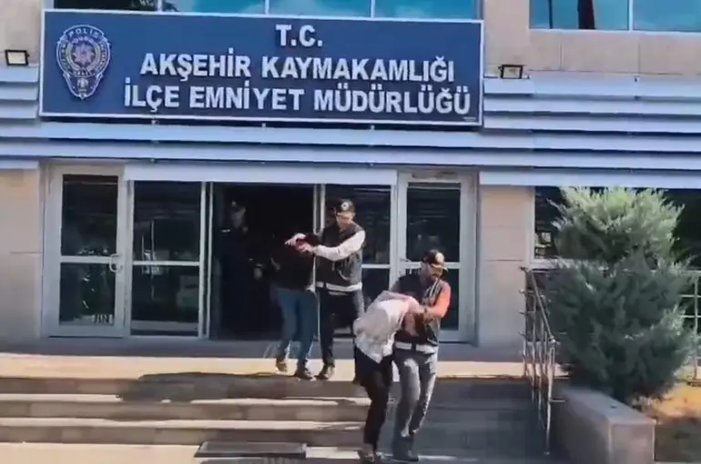 Manisa’da dolandırdılar, Konya’da altınlarla yakalandılar
