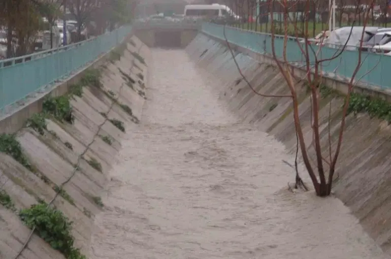 Manisa’da sağanak yağış etkili oluyor
