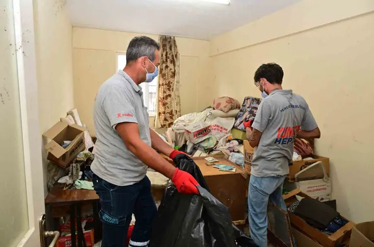 Manisa’daki çöp eve müdahale
