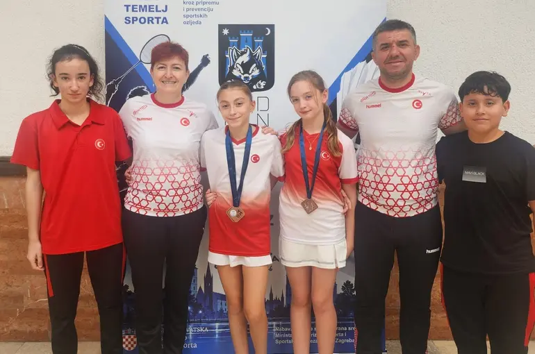 Manisalı badmintonculardan Hırvatistan’da çifte bronz
