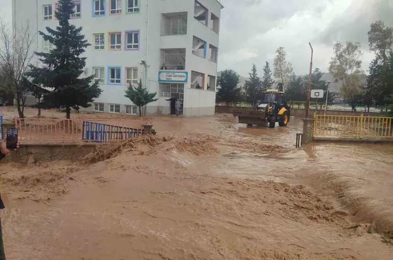 Mardin’de sağanak nedeniyle okulda mahsur kalan 75 öğrenci tahliye edildi
