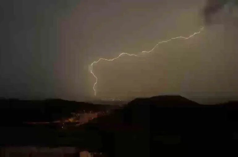 Mardin’de şimşek ve yıldırım görsel şölen oluşturdu
