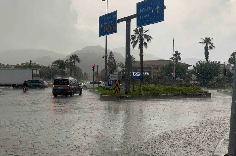 Marmaris’te sağanak yağış hayatı olumsuz etkiledi
