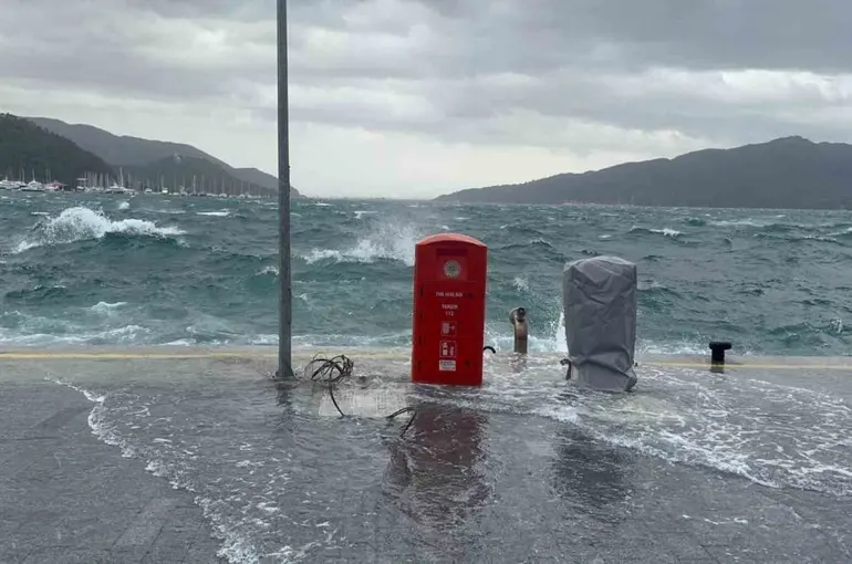 Marmaris’te şiddetli rüzgar denizi taşırdı
