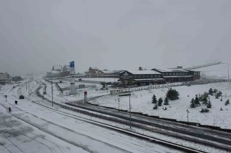 Mayıs karı Erciyes’i beyaza bürüdü
