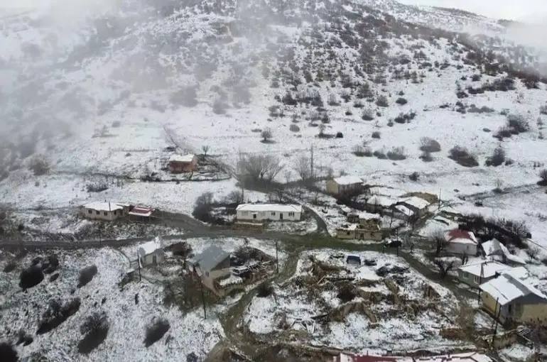 Mayısta kar sürprizi: Refahiye’de köyler beyaza büründü
