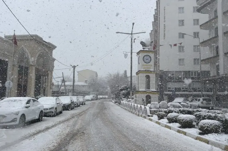 Mazıdağı’nda mart ayında kar yağışı etkili oldu
