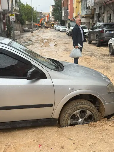 Mazıdağı’nda yağmur sonrası araçlar yolda kaldı
