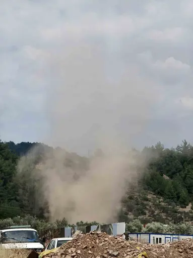 Menteşe’de küçük ölçekli hortumlar toz bulutlarına neden oldu

