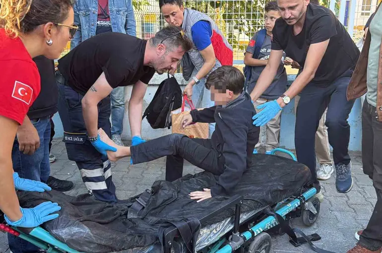 Menteşe’de okul çıkışı öğrencinin ayağı otomobilin altında kaldı

