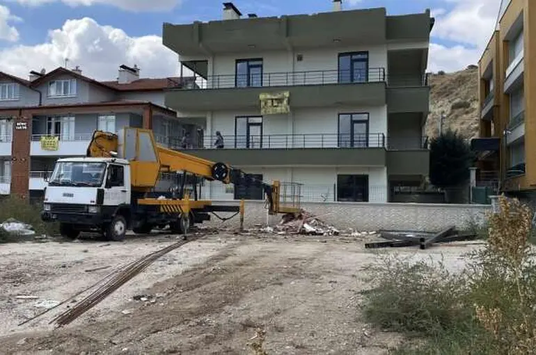 Meram'da Çalışma Sırasında 2 Metre Yükseklikten Düşen Vinç Operatörü Yaralandı