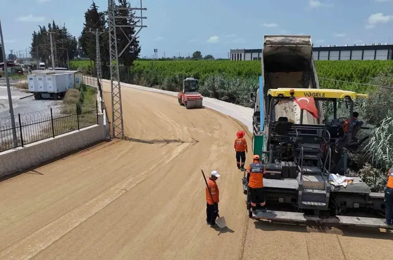 Mersin’de 4 mahallenin ortak kullandığı yol yenilendi
