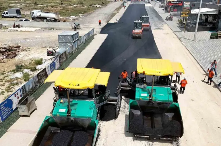 Mersin’de bozulan yollar sıcak asfaltla yenilendi

