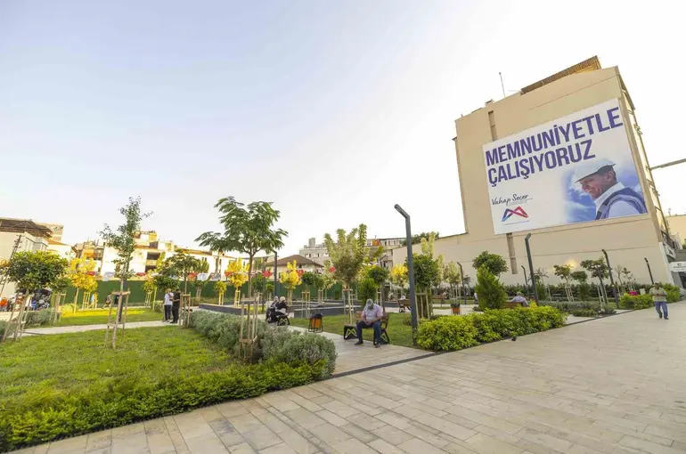 Mersin’de Kırmızı Lacivert Kent Meydanı çarşıya nefes aldırdı
