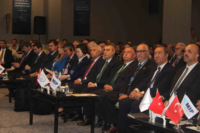 Mersin’de limanların geleceği masaya yatırıldı: Hukuk, teknoloji ve yeşil dönüşüm vurgusu
