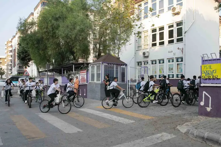 Mersin’de öğrenciler okula pedal çevirerek gitti
