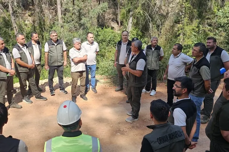 Mersin’de orman yollarında yangına karşı güvenli hat çalışması
