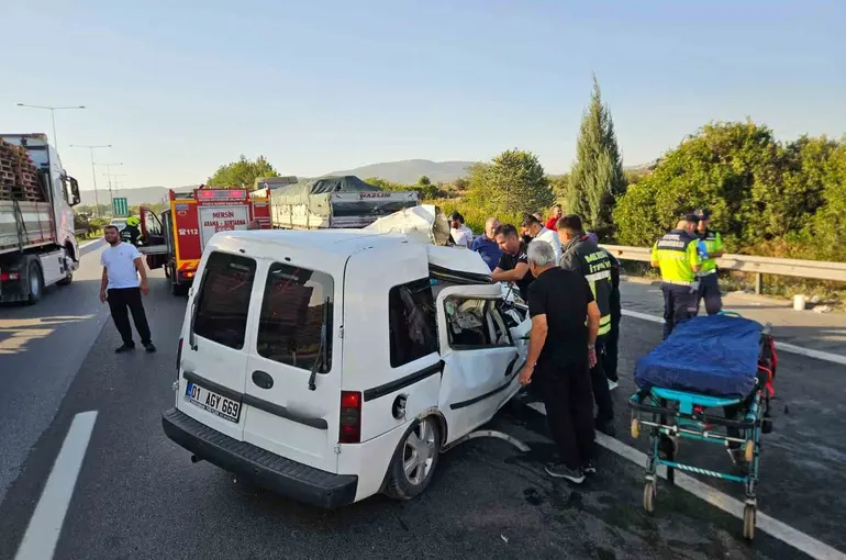Mersin’de otomobil çekiciye arkadan çarptı: 2 ölü, 1 yaralı
