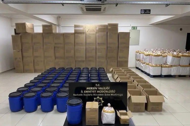 Mersin’de uyuşturucu operasyonu: 6 milyon boş kapsül ve 1 ton 250 kilo ham madde ele geçirildi
