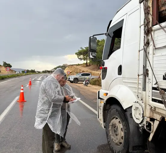 Mersin’de yağışa rağmen orman emvali taşıyan araçlar denetlendi
