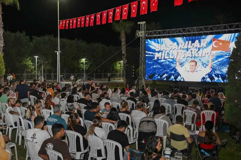 Mersinliler dev ekranda milli basketbol heyecanını yaşadı
