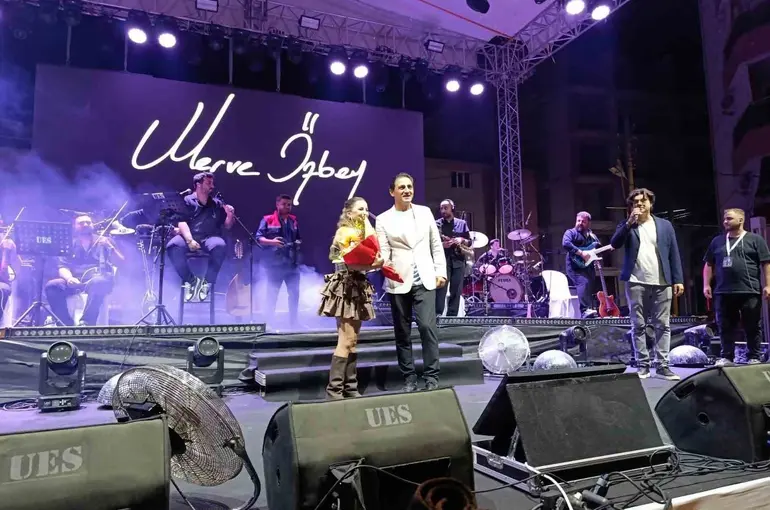 Merve Özbey, Selendi’yi şarkılarıyla coşturdu
