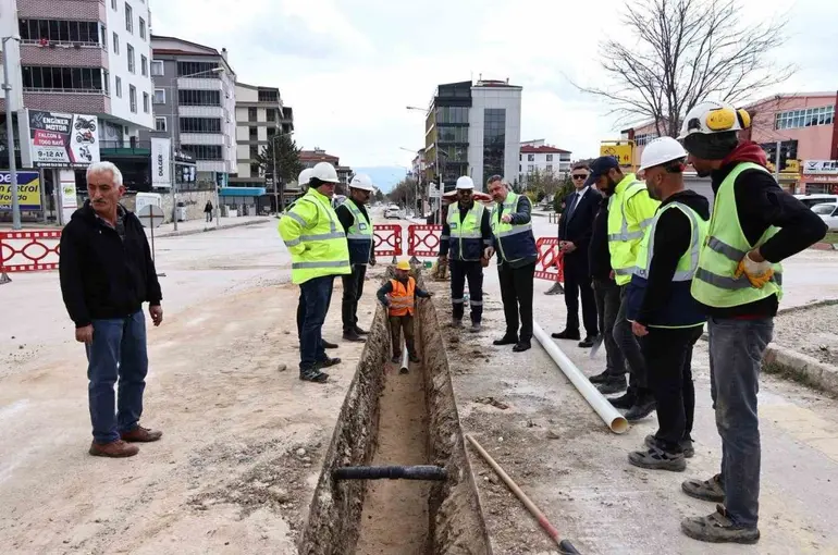 Merzifon’un içme suyu projesinde boru döşeme çalışması sürüyor
