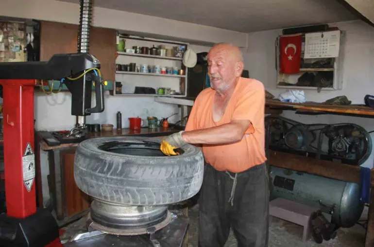 Mesleğe 55 yılını verdi, şimdi çırak arıyor
