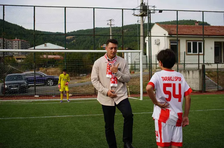 Mesut Özil, gençlere futbol akademisi müjdesi verdi

