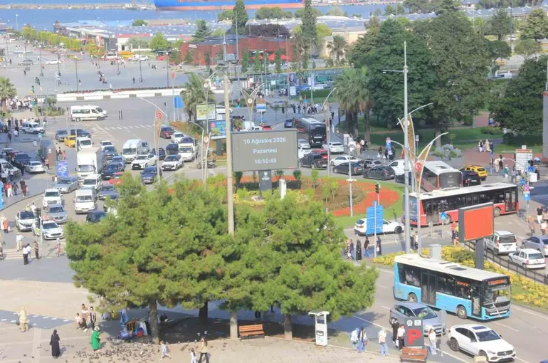 Meydanda trafik yoğunluğu
