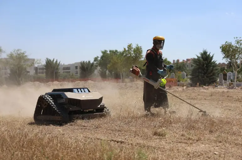 Mezarlık bakımında ot biçme robotları kullanılmaya başlandı