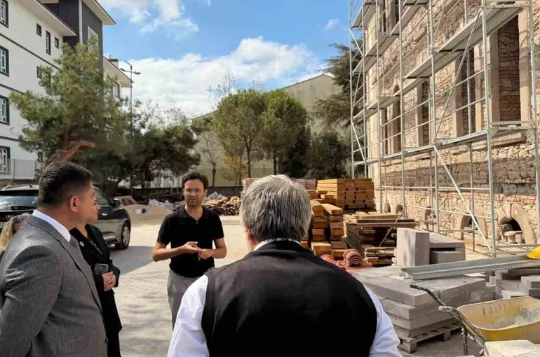 MHP Bandırma teşkilatından tarihi yapının restorasyon projesine ziyaret
