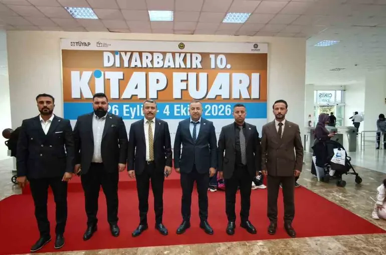 MHP Diyarbakır İl Başkanı Özcoşkun ve yönetimi, Kitap Fuarını gezdi
