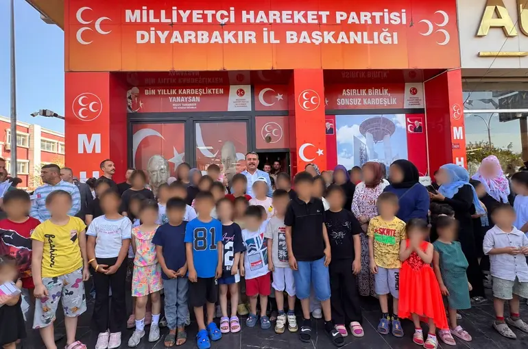 MHP’den Diyarbakır’daki yüzlerce öğrenciye kırtasiye ve ayakkabı desteği

