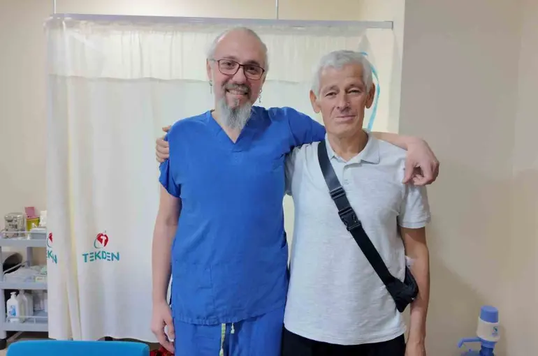 Mide kanserli hastaya, kapalı ameliyat yöntemiyle yeni sindirim sistemi yapıldı
