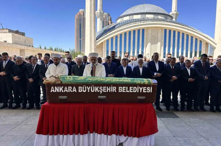 Milli Savunma Bakan Yardımcısı Alpaslan Kavaklıoğlu’nun vefat eden eşi  ebediyete uğurlandı
