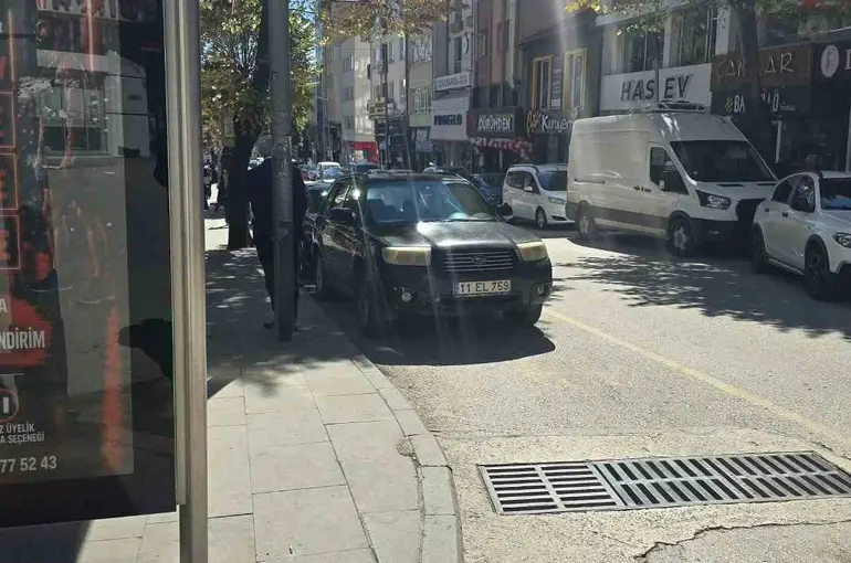 Minibüs durağına park eden duyarsız sürücü tepkilere neden oldu
