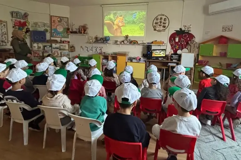 Minik eller toprakla buluştu
