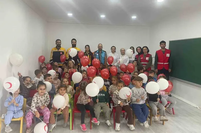 Minik öğrencilere ambulans tanıtımı
