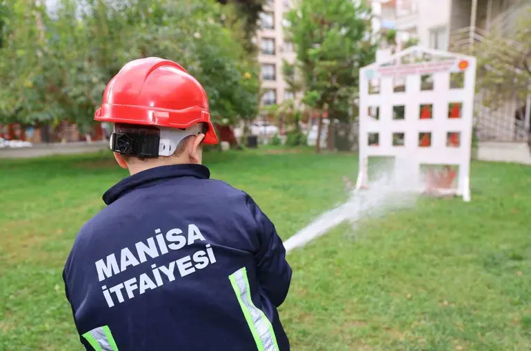 Minikler itfaiyecilik mesleğini yerinde öğrendi
