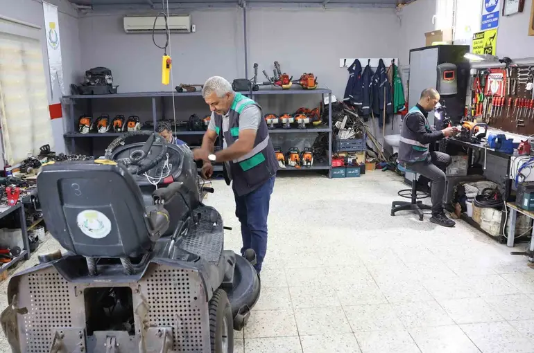 Mobilyalarını kendisi üretiyor
