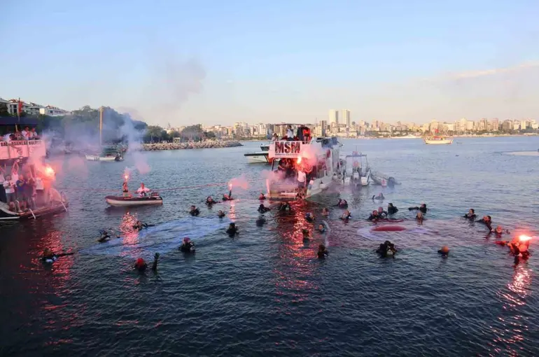 Moda İskelesi’nde tarihi kutlama: Kabotaj Bayramı için 100 noktada aynı anda daldılar

